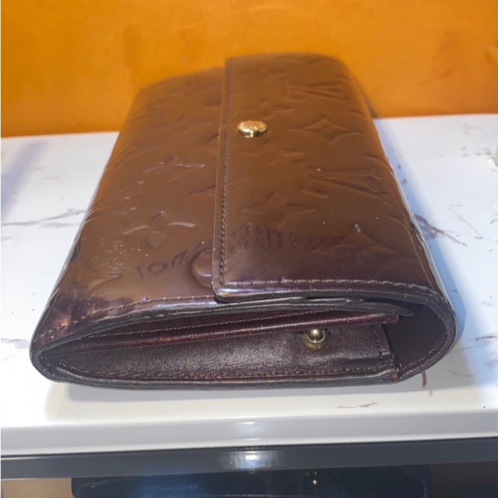 SOLDAuthentic Louis Vuitton Vernis Amarante Sarah Wallet - Picture 15 of 16